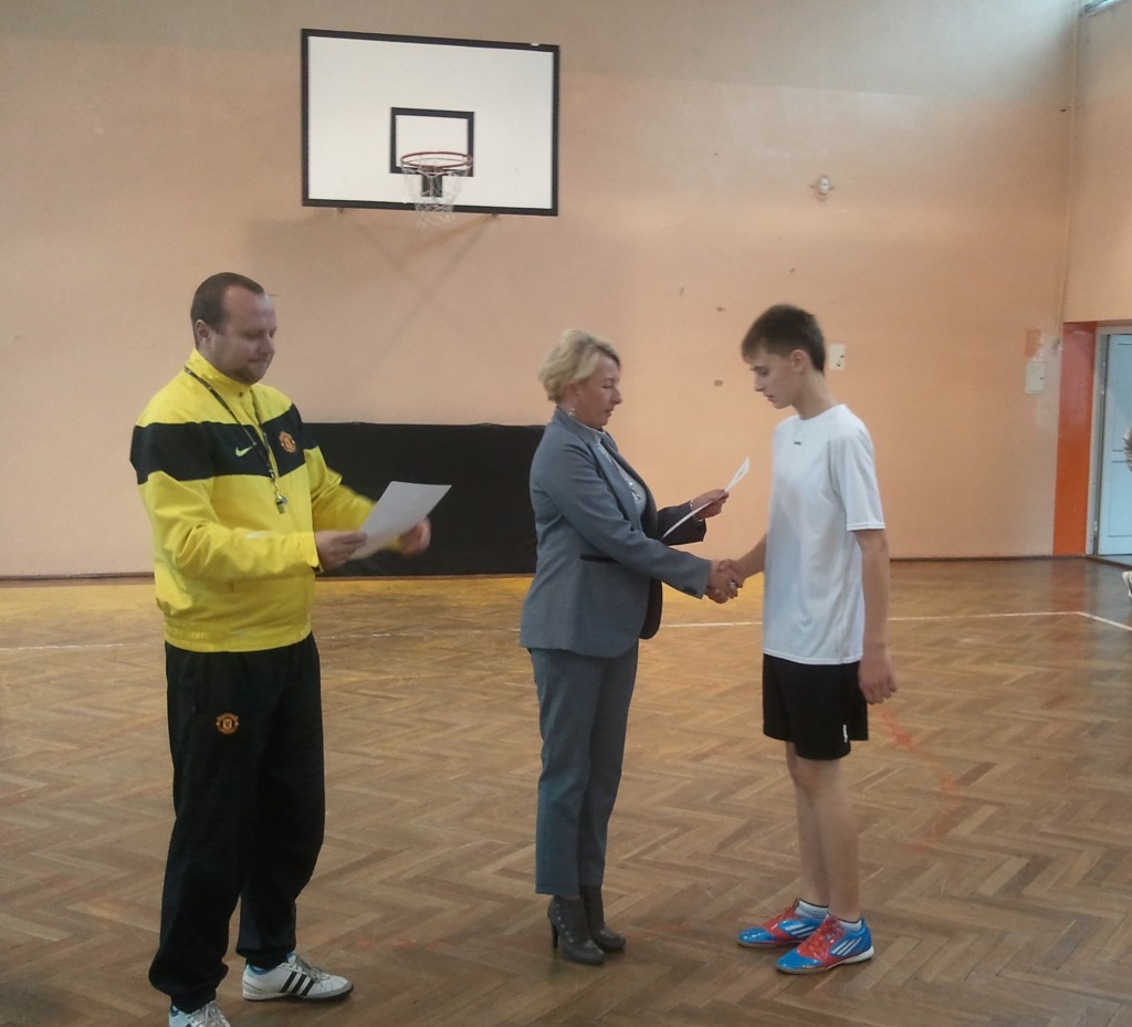 Wręczanie nagród przez Panią Dyrektor Annę Tomczak