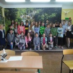 uczniowie SP 1 wraz z prowadzącymi lekcję